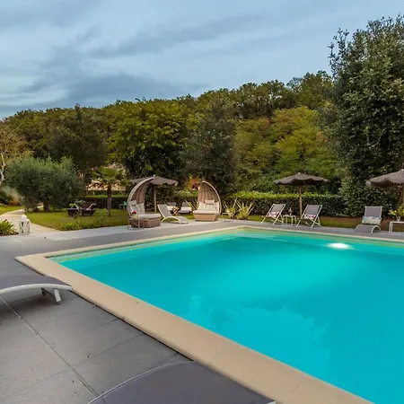 Veranda, A Romantic With Pool Larciano
