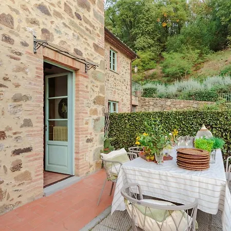 Veranda, A Romantic With Pool Larciano
