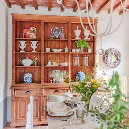Veranda, A Romantic With Pool Larciano