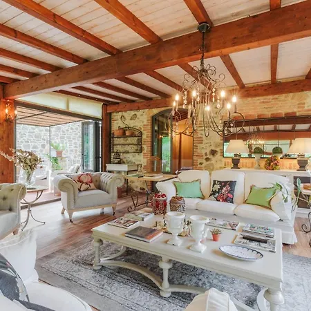 Veranda, A Romantic With Pool Larciano
