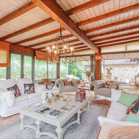 Veranda, A Romantic With Pool Larciano