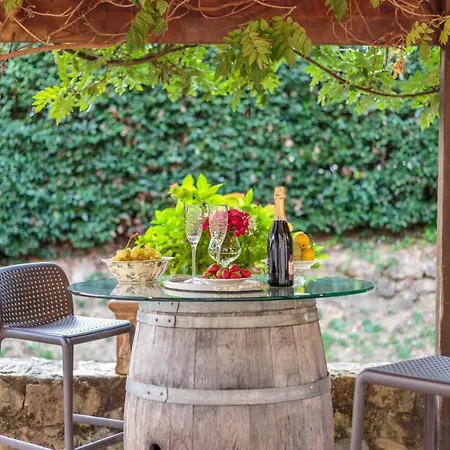 Veranda, A Romantic With Pool Larciano