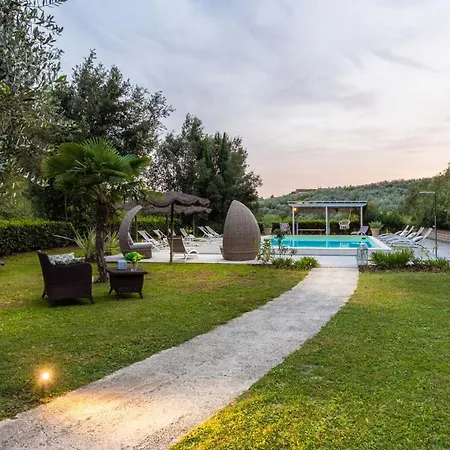Veranda, A Romantic With Pool * Larciano