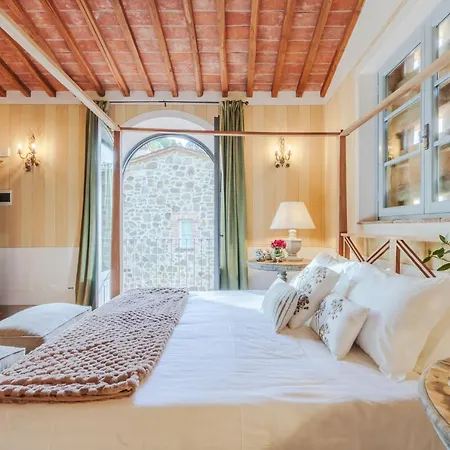 Veranda, A Romantic With Pool Larciano