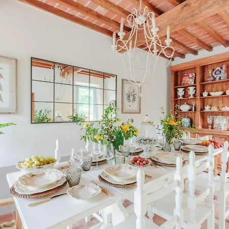 Veranda, A Romantic With Pool * Larciano